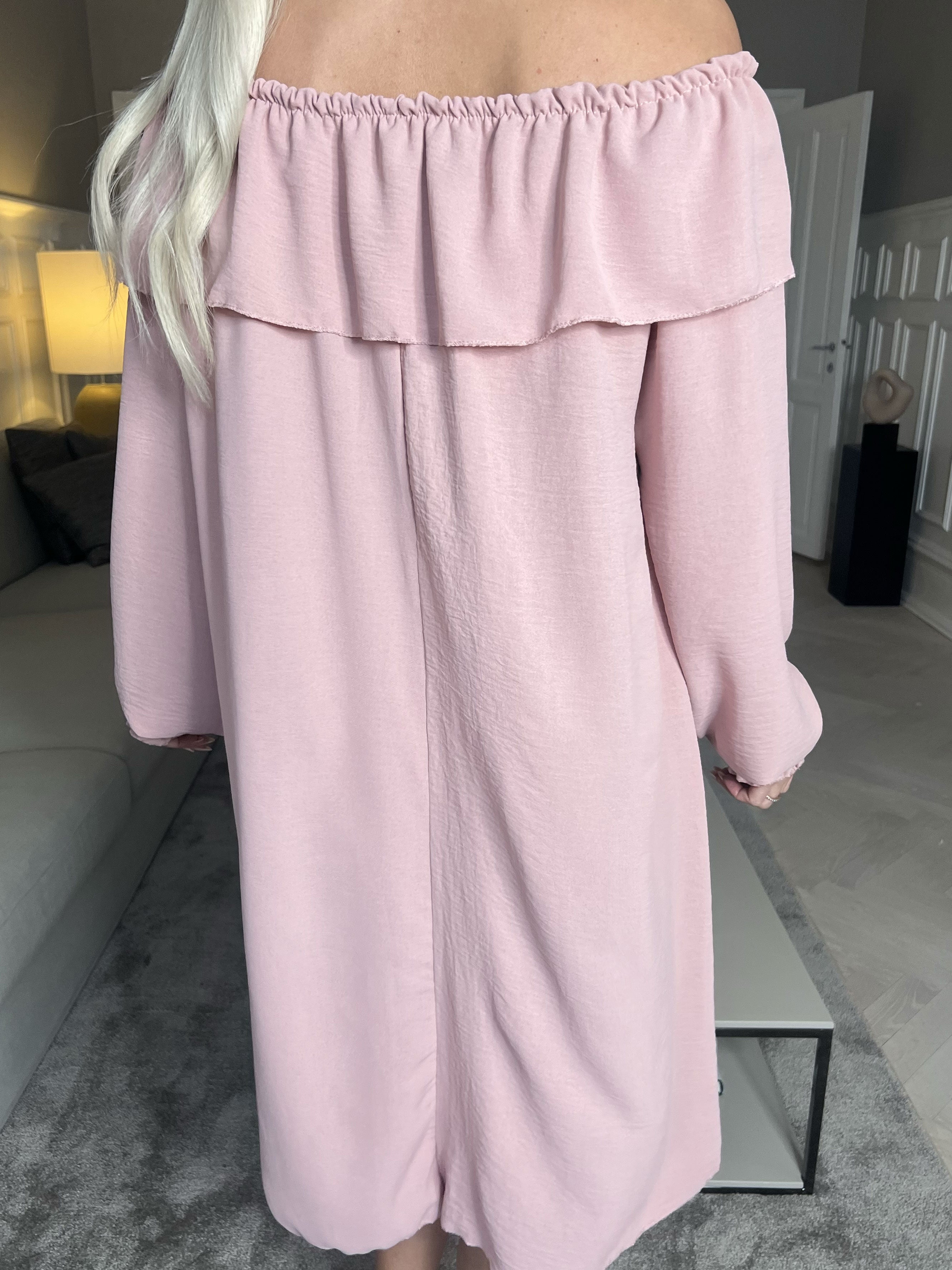 Elpida - Sød kjole med flæsekant og smock ved ærmet